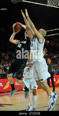 Bilbao, Spanien. 4. September 2014. Thomas Abercrombie (L) von Neuseeland wetteifert um den Ball in der Gruppe C Spiel gegen Finnland bei der FIBA Basketball WM 2014, in Bilbao, Spanien, am 4. September 2014. Bildnachweis: Xie Haining/Xinhua/Alamy Live-Nachrichten Stockfoto