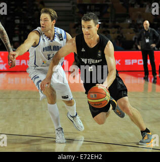 Bilbao, Spanien. 4. September 2014. Kirk Penney (R) of New Zealand treibt den Ball in der Gruppe C Spiel gegen Finnland bei der FIBA Basketball WM 2014, in Bilbao, Spanien, am 4. September 2014. Bildnachweis: Xie Haining/Xinhua/Alamy Live-Nachrichten Stockfoto