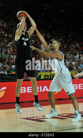 Bilbao, Spanien. 4. September 2014. Rob Loe (L) von Neuseeland schießt während der Gruppe C Spiel gegen Finnland bei der FIBA Basketball WM 2014, in Bilbao, Spanien, am 4. September 2014. Bildnachweis: Xie Haining/Xinhua/Alamy Live-Nachrichten Stockfoto