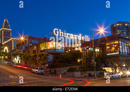 Ghirardelli Square in der Abenddämmerung in San Francisco, Kalifornien, USA. Stockfoto