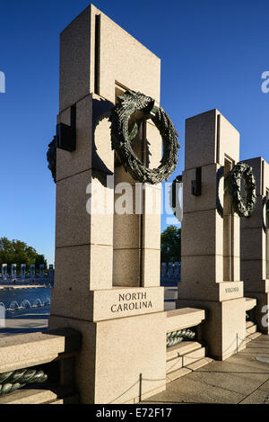 USA, Washington DC, National Mall National World War 2 Memorial zwei der Gedenkstätten-Granit-Säulen. Stockfoto