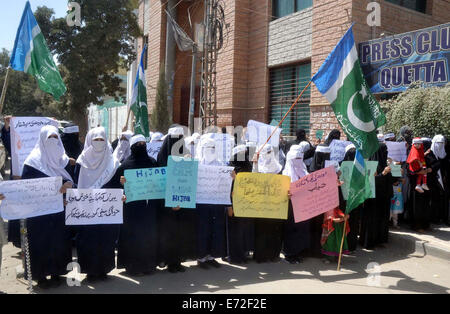 AktivistInnen der Jamat-e-Islami (JI) zu Gunsten der Hijab (Schleier) während Demonstration protestieren, wie sie zum "Internationalen Hijab Day" im Quetta-Presseklub auf Donnerstag, 4. September 2014 zu markieren. Stockfoto