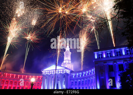 Denver City & County Building und Feuerwerk, Silvester-Feier der Unabhängigkeit, Denver, Colorado USA