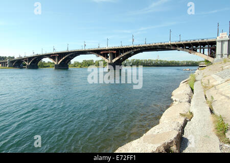 Brücke über den Fluss Irkut im historischen Stadtzentrum. Irkutsk, Sibirien, Russische Föderation Stockfoto