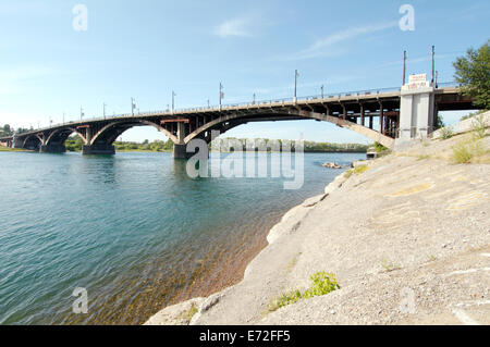 Brücke über den Fluss Irkut im historischen Stadtzentrum. Irkutsk, Sibirien, Russische Föderation Stockfoto