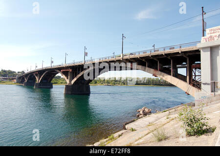 Brücke über den Fluss Irkut im historischen Stadtzentrum. Irkutsk, Sibirien, Russische Föderation Stockfoto