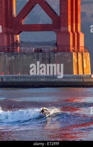 Sunrise Surf-Action unter der Golden Gate Bridge in San Francisco, Kalifornien, USA. Stockfoto