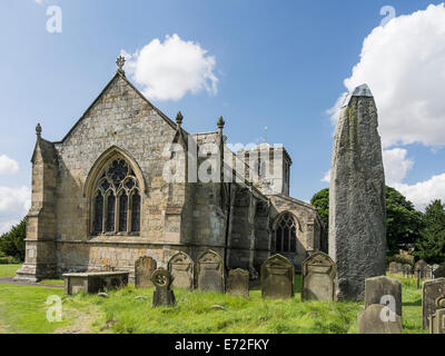 26ft.High spät neolithischen Monolith aus c.2000 BC in Rudston Kirchhof East Yorkshire UK Stockfoto