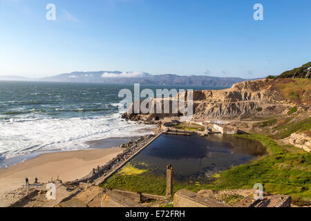 Ruinen von Sutro Baths entlang dem Pazifischen Ozean bei Lands End in San Francisco, Kalifornien, USA. Stockfoto