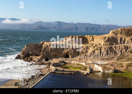 Ruinen von Sutro Baths entlang dem Pazifischen Ozean bei Lands End in San Francisco, Kalifornien, USA. Stockfoto