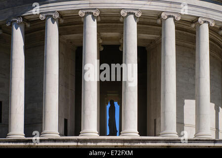 USA, Washington DC, National Mall Thomas Jefferson Memorial Nahaufnahme Blick vom West Side mit Staue von Jefferson sichtbar durch die Gebäude ionischen Säulen. Stockfoto