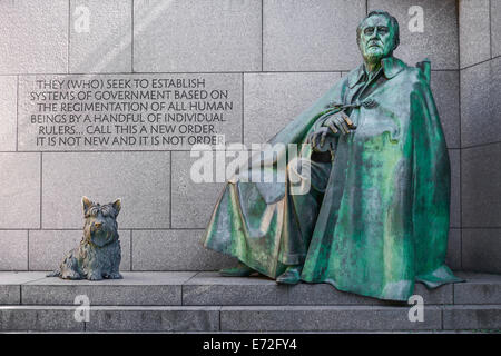 USA, Washington DC, National Mall Präsident Franklin Delano Roosevelt Memorial Statue des ehemaligen Präsidenten-Seatedl mit seinem Hund Fala. Stockfoto