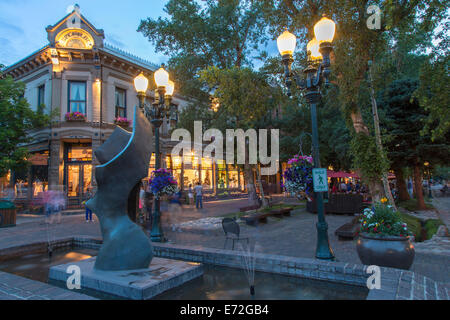 Abend der Lichter in den Straßen der Innenstadt in Aspen, Colorado, USA. Stockfoto