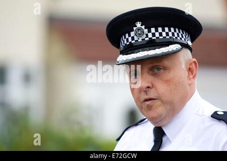 Edmonton, London, UK. 4. September 2014. Polizei und Ermittler am Tatort in der Nightingale Road in Edmonton, London. Eine Frau wurde gefunden in einem Garten in Nightingale Road eingestürzt. Ein Mann mit einer Machete ging das Gerücht um einbezogen werden und hatte festgehalten wurden. Es wird vermutet, dass sie enthauptet wurde. Nathan Hulse/Alamy Live-Nachrichten Stockfoto