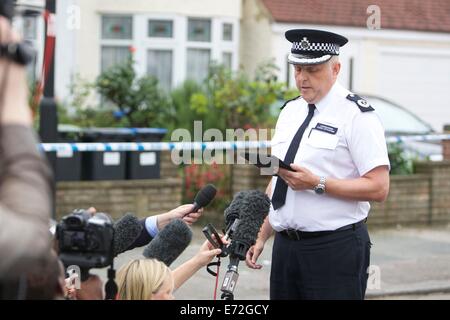 Edmonton, London, UK. 4. September 2014. Polizei und Ermittler am Tatort in der Nightingale Road in Edmonton, London. Eine Frau wurde gefunden in einem Garten in Nightingale Road eingestürzt. Ein Mann mit einer Machete ging das Gerücht um einbezogen werden und hatte festgehalten wurden. Es wird vermutet, dass sie enthauptet wurde. Nathan Hulse/Alamy Live-Nachrichten Stockfoto