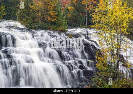 Bond fällt im Herbst in der Nähe von Paulding, Michigan, USA. Stockfoto