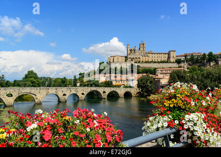 Béziers Kathedrale Saint-Nazaire und Pont Vieux Languedoc Roussillon Herault Frankreich Stockfoto