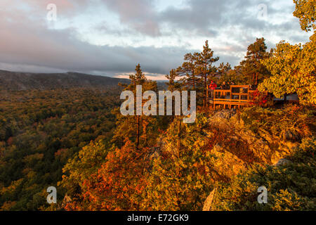 Fotografen erfassen Sie einen lebendige Sonnenaufgang über See der Wolken im Herbst am Porcupine Mountains State Park, Michigan, USA. Stockfoto