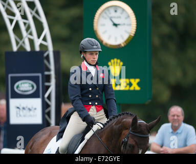 Stamford, Lincs, UK. 4. September 2014.  Der Land Rover Burghley Horse Trials. Izzy Taylor [GBR] Reiten Kbis Briarlands Matilda in Aktion in der Dressur-Phase am 1. Tag.  Der Land Rover Burghley Horse statt 4.-7. September. Bildnachweis: Stephen Bartholomäus/Alamy Live-Nachrichten Stockfoto