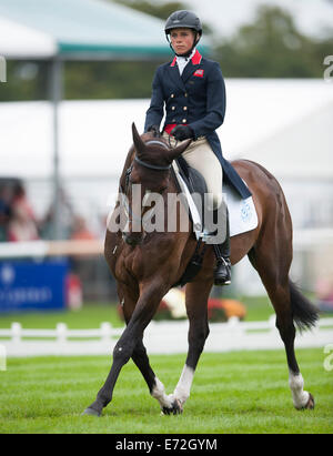 Stamford, Lincs, UK. 4. September 2014.  Der Land Rover Burghley Horse Trials. Izzy Taylor [GBR] Reiten Kbis Briarlands Matilda in Aktion in der Dressur-Phase am 1. Tag.  Der Land Rover Burghley Horse statt 4.-7. September. Bildnachweis: Stephen Bartholomäus/Alamy Live-Nachrichten Stockfoto