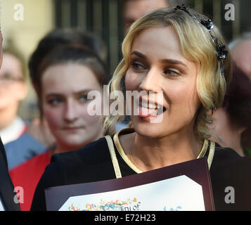 Berlin, Deutschland. 04. Sep, 2014. Berlin, Deutschland. 4. September 2014. Schauspielerin Diane Kruger ragt Zunge während der Eröffnung der "Boulevard der Stars" am Potsdamer Platz in Berlin, Deutschland, 4. September 2014. Der Boulevard verfügt über 101 Stars zu Ehren leben und wirken des deutschen Sprachraums. : Bildnachweis JENS KALAENE/Dpa: Dpa picture-Alliance/Alamy Live News/Dpa/Alamy Live News Stockfoto