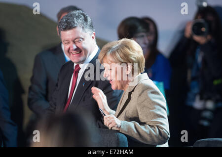 Newport, South Wales. 4. September 2014. Bundeskanzlerin Angela Merkel und der ukrainische Präsident Petro Poroshenko sprechen während der NATO-Ukraine-Kommission treffen während des NATO-Gipfels in Newport, South Wales, 4. September 2014. Weltmarktführer aus etwa 60 Ländern kommen zusammen für eine zwei-Tages-NATO-Gipfel vom 04-05 September 2014 statt. Foto: MAURIZIO GAMBARINI/Dpa/Alamy Live News Stockfoto