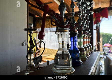 Wadi Ara, Israel. 4. September 2014. Shisha-Wasserpfeifen stehen ungenutzt im Restaurant El Wadi im Wadi Ara Tal. Das Restaurant hat eine achtzig Prozent Rückgang der jüdischen Kunden nach jüngsten israelischen palästinensischen Kampfhandlungen im Gaza-Streifen die Unruhen im Bereich Wadi Ara hallte gesehen. Bildnachweis: Nir Alon/Alamy Live-Nachrichten Stockfoto