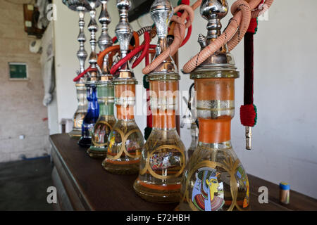 Wadi Ara, Israel. 4. September 2014. Shisha-Wasserpfeifen stehen ungenutzt im Restaurant El Wadi im Wadi Ara Tal. Das Restaurant hat eine achtzig Prozent Rückgang der jüdischen Kunden nach jüngsten israelischen palästinensischen Kampfhandlungen im Gaza-Streifen die Unruhen im Bereich Wadi Ara hallte gesehen. Bildnachweis: Nir Alon/Alamy Live-Nachrichten Stockfoto