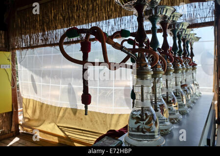 Wadi Ara, Israel. 4. September 2014. Shisha-Wasserpfeifen stehen ungenutzt im Restaurant El Wadi im Wadi Ara Tal. Das Restaurant hat eine achtzig Prozent Rückgang der jüdischen Kunden nach jüngsten israelischen palästinensischen Kampfhandlungen im Gaza-Streifen die Unruhen im Bereich Wadi Ara hallte gesehen. Bildnachweis: Nir Alon/Alamy Live-Nachrichten Stockfoto