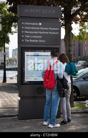 Liverpool, Merseyside, Großbritannien, 4. September 2014. Karte lesen Touristen, Zeichen zu unterschiedlichen Zielen, in Liverpool, die nun vierte beste Reiseziel in Großbritannien. Liverpool hat den dramatischen Anstieg der Zahl der Urlaubsreisen von allen großen Städten in England gesehen. Die Stadt hat von der 42 beliebtesten Urlaubsziel in England in nur fünf Jahren gestiegen, entsprechend der neuen Tourismus Statistik. Die Anzahl der Urlaubsreisen in die Region hat sich von 246.000 im Jahr zwischen 2006-08 gestiegen, von 624.000 im Jahr zwischen 2011-13 - eine Steigerung von 153%. Stockfoto