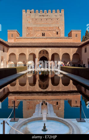 Rechnungshof der Myrten und Comares-Turm, der Alhambra, Granada, Region Andalusien, Spanien, Europa Stockfoto