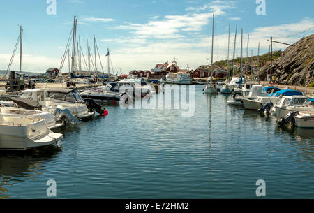 Ankern Boote im südlichen Hafen auf der Insel Stora Dyrön, Bohuslän, Västra Götaland Grafschaft, Schweden. Stockfoto