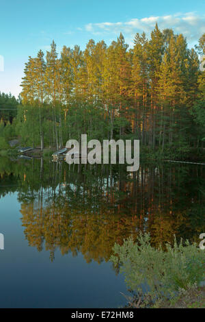 Überlegungen zur Övre Glas, ein schöner See in Gla Forest Nature Reserve, Glaskogen, Lenungshammar, westlichen Värmland, Schweden. Stockfoto