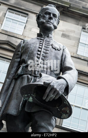 Statue von James Braidwood Gründer der ersten kommunalen Feuerwehr. Die Royal Mile, Edinburgh Stockfoto