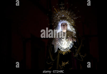 Die Jungfrau des Elends (Virgen de Los Dolores) erscheint in einer Prozession während der Karwoche in Cáceres, Extremadura, Spanien Stockfoto