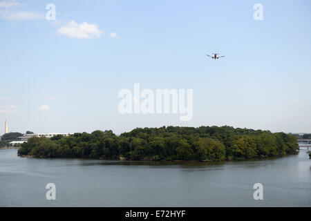 Washington, DC, USA. 2. Sep, 2014. 20140902: ein Passagier-Jet fliegt über Theodore Roosevelt Island am Potomac River, auf dem Weg zum Reagan National Airport in Virginia. © Chuck Myers/ZUMA Draht/Alamy Live-Nachrichten Stockfoto