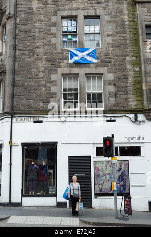 Schottisches Referendum ja kennzeichnen auf der Außenseite eines Gebäudes mit Frau wartet an der Straßenkreuzung. Altstadt von Edinburgh Stockfoto