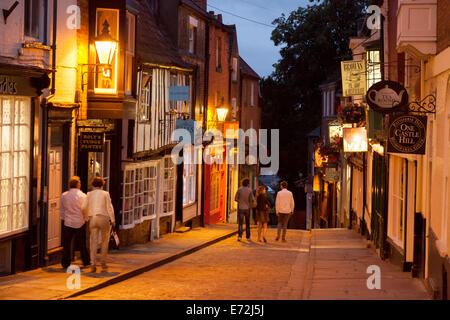 Menschen zu Fuß auf einem steilen Hügel, Lincoln Stadtzentrum in der Nacht, Lincoln, UK Stockfoto