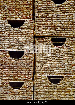 Braun Boxen aus geflochtenem Bambus für Storage-Objekte im Haus verwendet. Stockfoto