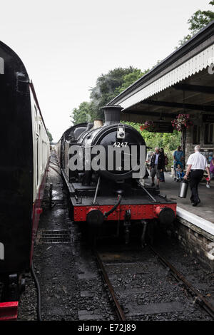 Great Western 2-8-0 Tenderlok auf die Dampfeisenbahn Bodmin und Wenford Stockfoto