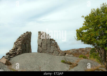 Zeitgenössische Kunst auf die sanfte Hügellandschaft der alte Begräbnisstätte der Eisenzeit in Pilane, Klövedal, Insel Tjörn, Schweden. Stockfoto