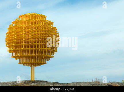 Zeitgenössische Kunst auf die sanfte Hügellandschaft der alte Begräbnisstätte der Eisenzeit in Pilane, Klövedal, Insel Tjörn, Schweden. Stockfoto