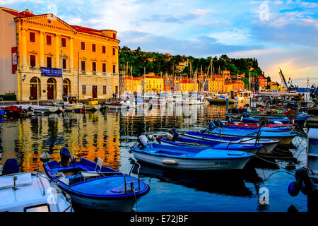 Der Hafen von Piran in Slowenien bei Sonnenuntergang Stockfoto
