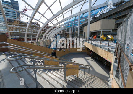 Neues Dach gebaut und Schritte zu neuen Mezzanine level an der Victoria Station, Manchester, England, UK Stockfoto