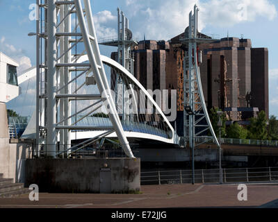 Die Millennium-Brücke und den Quay West Gebäude, Salford Quays, Manchester, England, UK Stockfoto