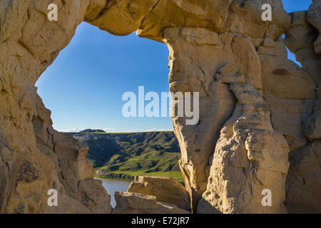 Loch in der Wand auf den Kreidefelsen des Missouri River am oberen Missouri River National Monument, Montana, USA. Stockfoto