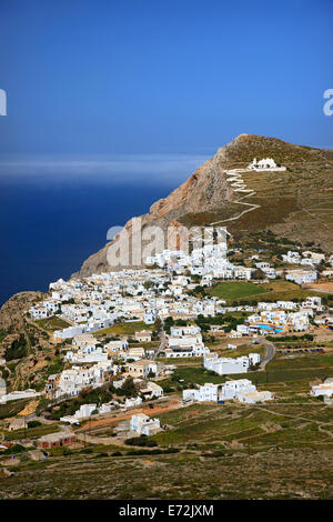 Die Chora ("Hauptstadt") von Folegandros, eines der schönsten Horas Kykladen, schwebt über einer Klippe von 300 m. Griechenland Stockfoto