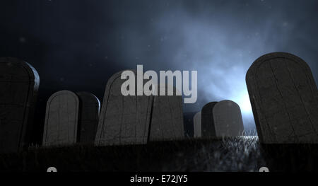 Grabsteine auf dem Friedhof in der Nacht durch eine ätherische unheimliche beleuchtet Stockfoto