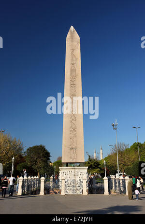 Der Obelisk Theodosius (auch bekannt als die "Obelisk Thutmosis III" oder "Ägyptischer Obelisk"), Hippodrom, Istanbul, Türkei. Stockfoto