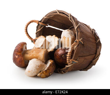 Pilze in einem hölzernen Korb isoliert auf weiss Stockfoto